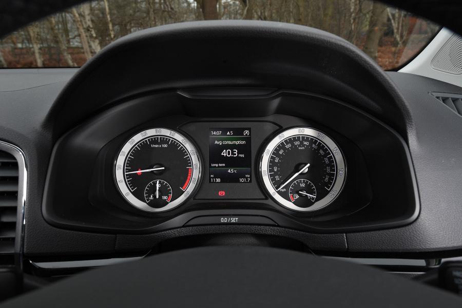 Панель приборов Skoda Karoq 4x4 Scout 2018 года  (UK) (фото 13 из 18)